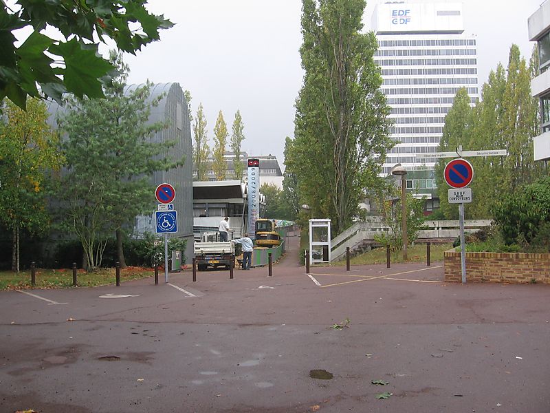 Cergy sept 09 025 - le chemin piéton vers la Préfecture