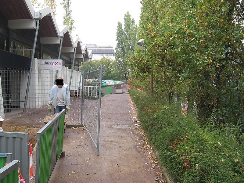 Cergy sept 09 027 - chemin piéton devant le théatre 95 et clotures